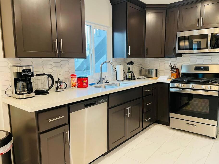 Your Downtown With California King Bed Unit A Lejlighed