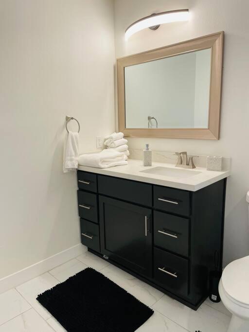 Your Downtown With California King Bed Unit A